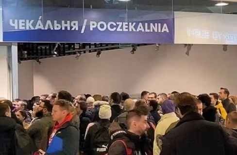 Українцям за кордоном припинили видачу документів без військового квитка