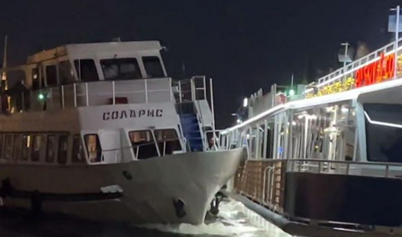У Санкт-Петербурзі зіткнулися два російські кораблі
