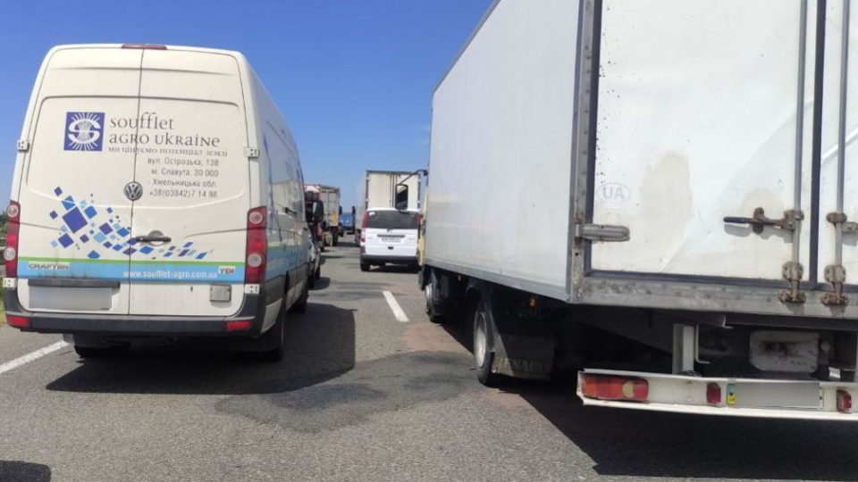 Водіїв, які не повертаються назад до України, хочуть оголосити викрадачами авто