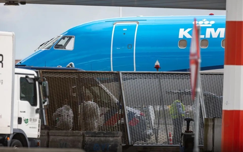 В аеропорту Амстердама чоловіка затягнуло у двигун літака