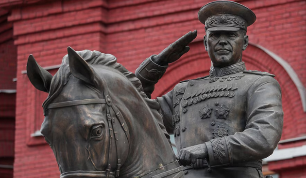 В Москве две медсестры на памятнике Жукову написали "ГУР"