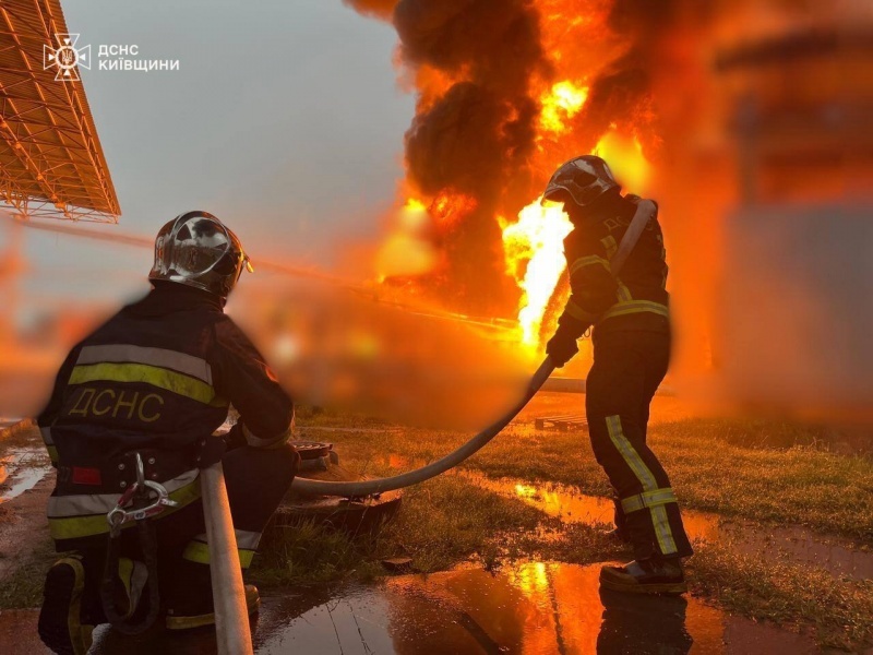 У Київській області після ворожої атаки сталася пожежа на промисловому об'єкті