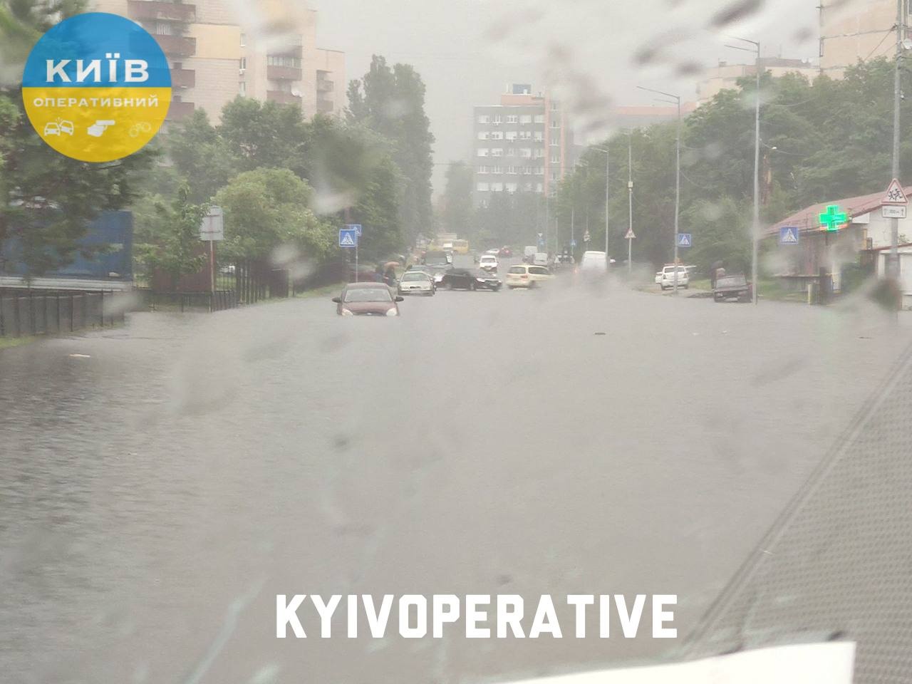 В Киеве затопило ряд улиц, проход и даже проезд по ним стал невозможен