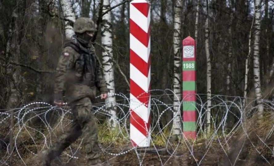 Нелегалы на белорусско-польской границе пошли в атаку: пострадала машина скорой помощи