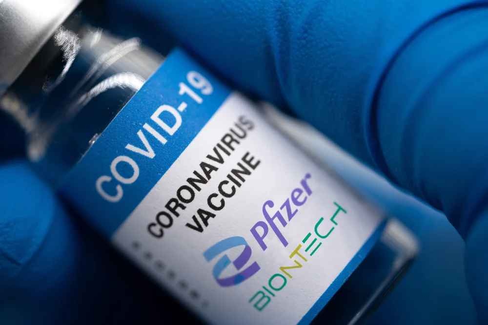 На Pfizer подали в суд: компанию обвиняют в сокрытии рисков использования COVID-вакцины