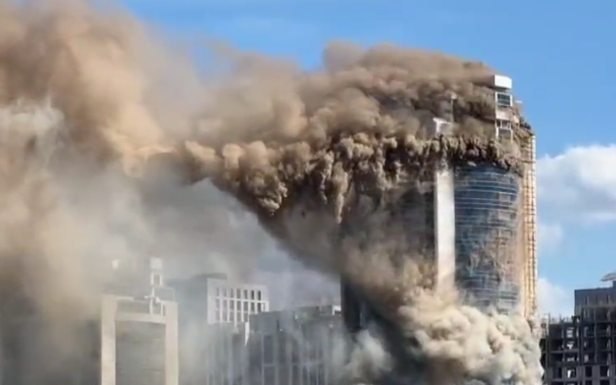 В столице Казахстана загорелся 26-этажный дом: видео масштабного пожара