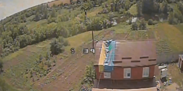 Жители Белгородщины вывесили на крышу дома флаг Украины