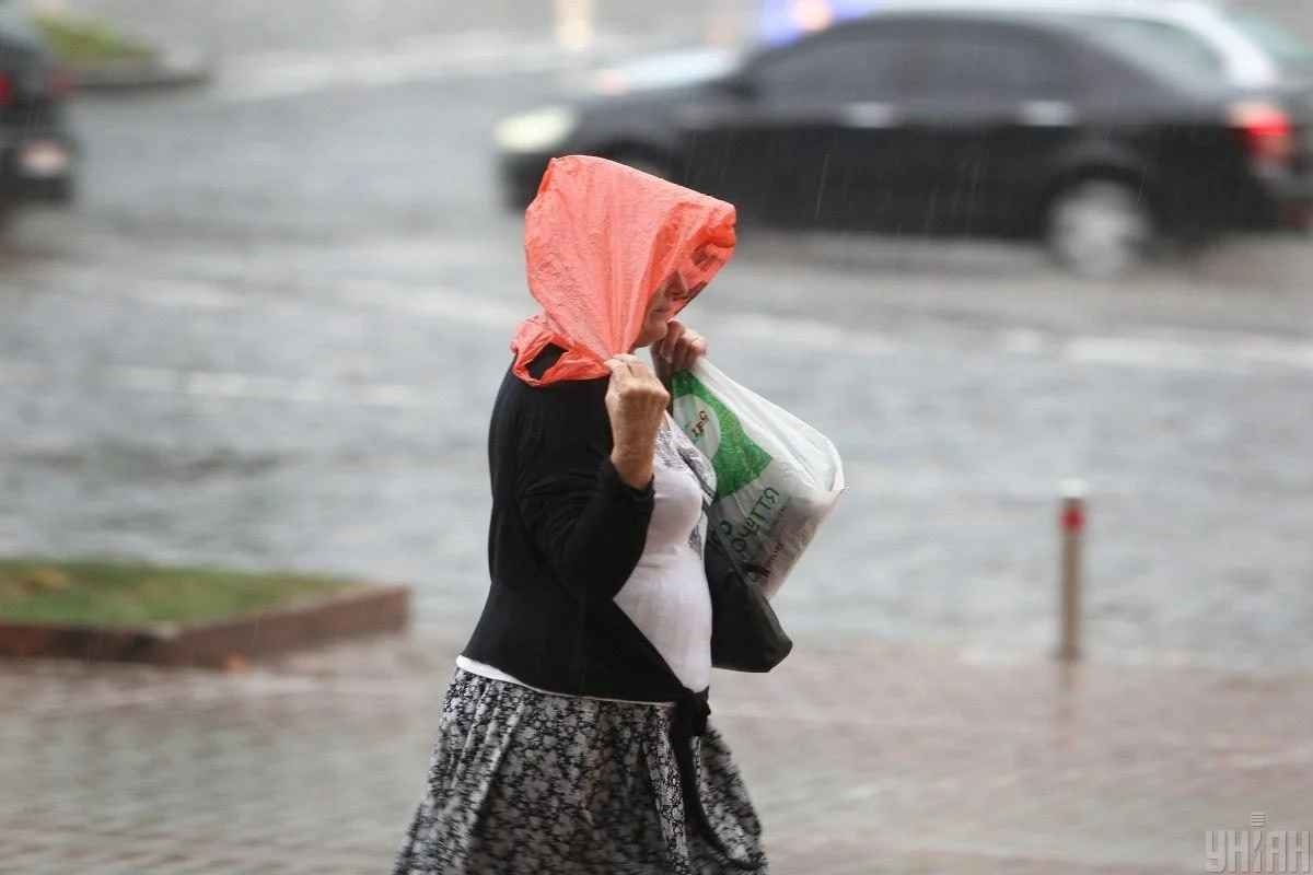 Спека та зливи: прогноз погоди на завтра в Україні