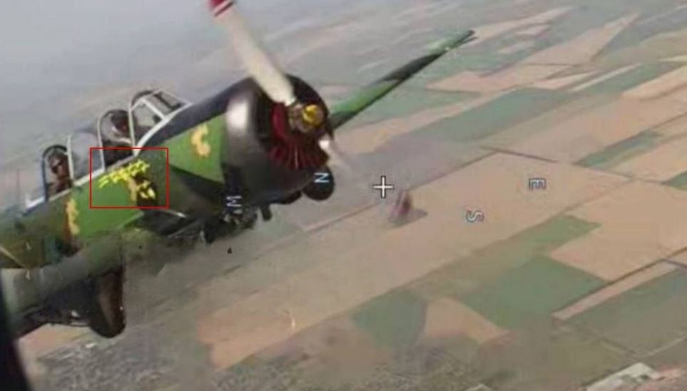 Як-52 воюет с противником: украинцы отстреливают вражеские дроны из дробовика