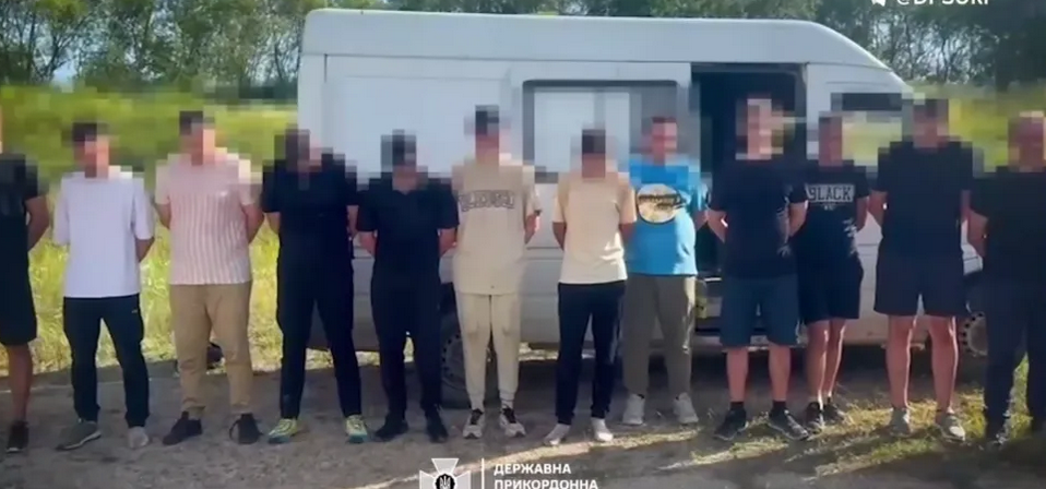 До $12 тис. за "подорож": прикордонники спіймали 17 чоловіків, які намагалися втекти з України