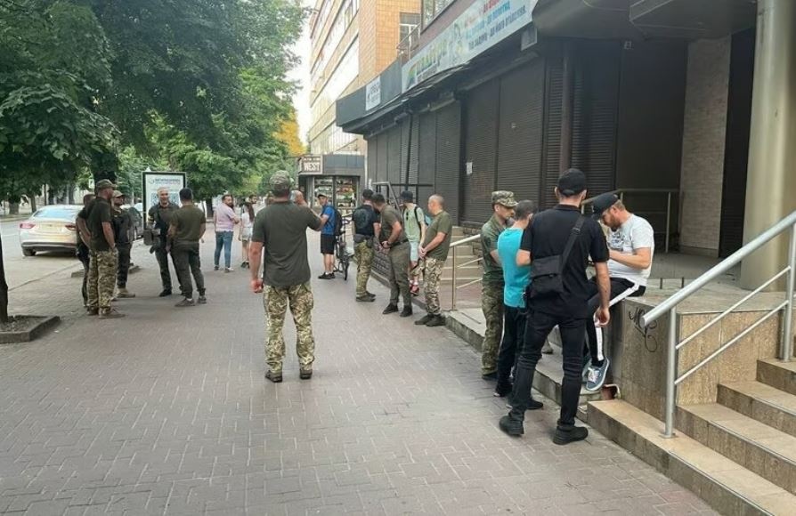 Гражданским украинцам грозит наказание за милитари-одежду: какой штраф выпишут за камуфляж