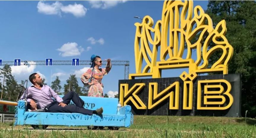 Путешественник на диване с колесами доехал до Киева, преодолев 650 км