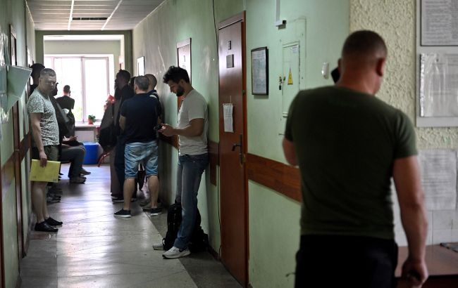 ТЦК звинуватили у "штучному створенні черг": як відбувається оновлення даних на місцях