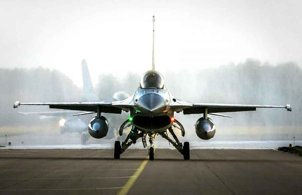 Лише шість українських пілотів навчилися літати на F-16, - The Telegraph