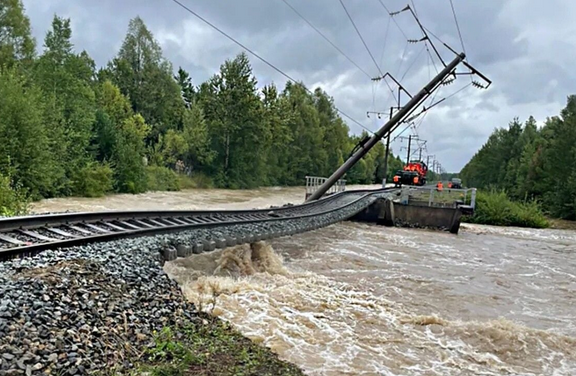 В РФ прорвало еще одну дамбу: воды Беломорканала сносят дома и людей