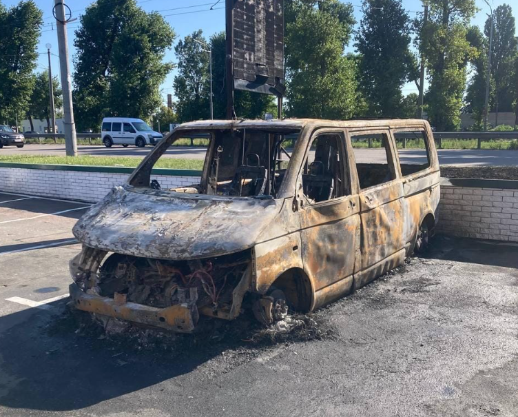 У Києві вщент спалили автомобіль військових: машина використовувалася для евакуації поранених