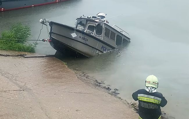 На Тисе патрульный катер на скорости влетел в трос и перевернулся