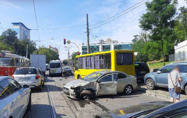 У Києві трамвай на швидкості протаранив десятки машин