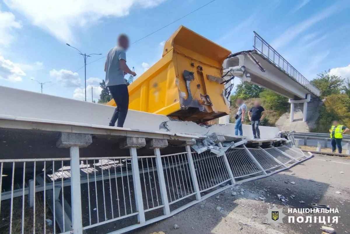 На трасі Київ-Одеса вантажівка обвалила пішохідний міст, водій дивом вижив