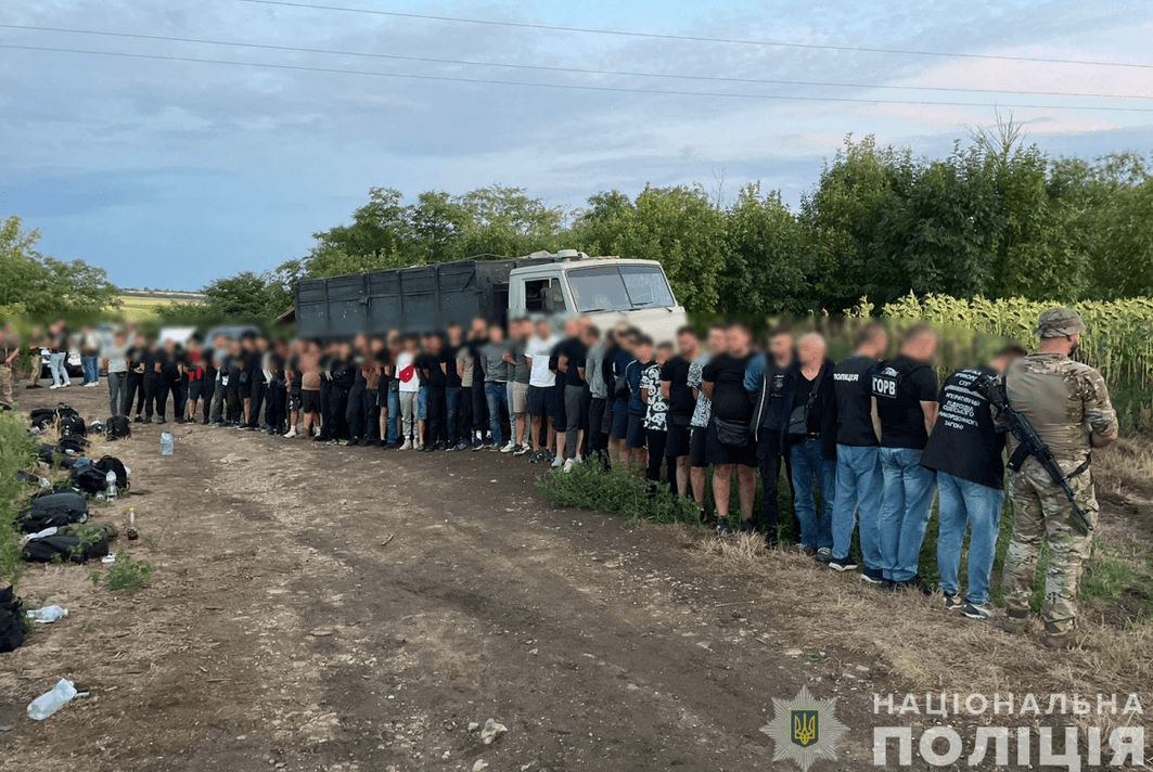 В Одесской области остановили грузовик: 48 уклонистов задержаны