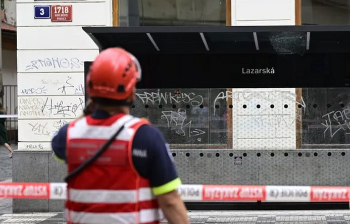 В центре Праги часть фасада здания упала и убила украинского врача