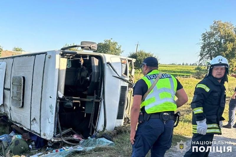 На Хмельниччині перекинувся автобус з дітьми, є загиблі