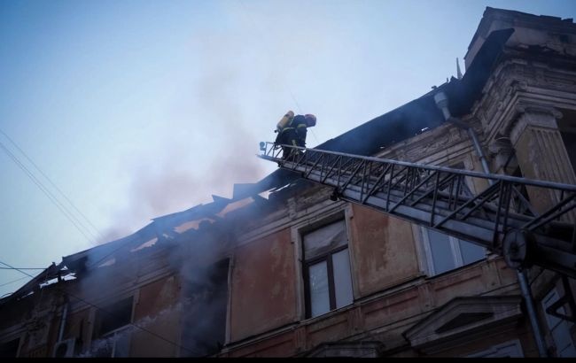 В центре Одессы во время ракетного удара начался пожар