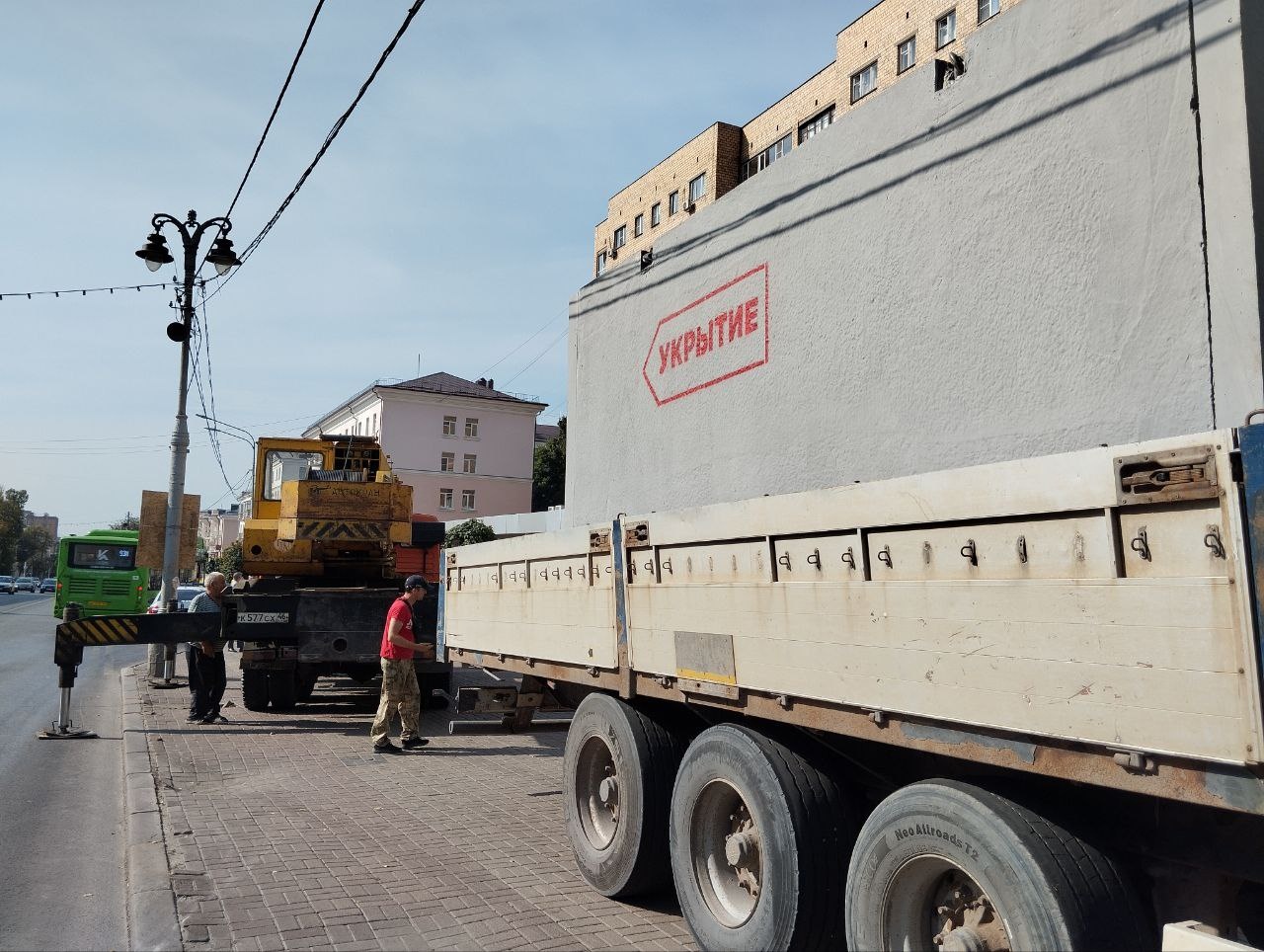 В городах Курской области начали устанавливать железобетонные укрытия