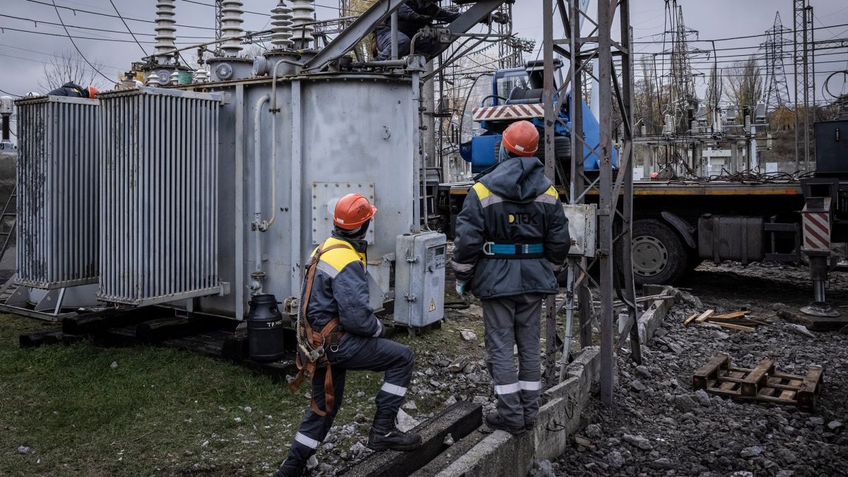 Выедут сотни тысяч украинцев: энергетическая ситуация после масштабного обстрела ухудшается, - Bloomberg