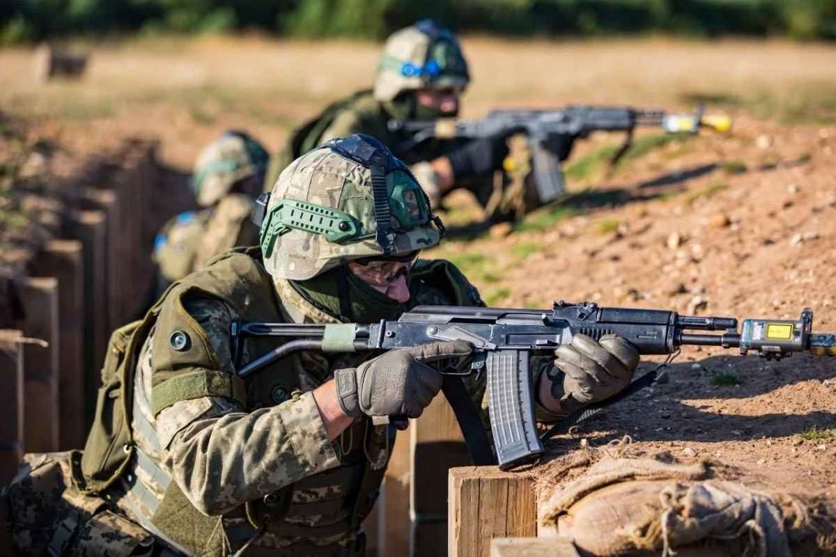 У Великій Британії українські військові відпрацьовують штурм ворожих траншей