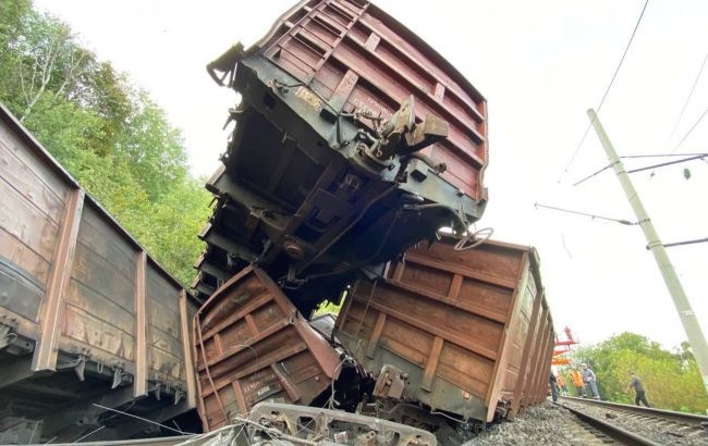 У Білгородській області РФ зійшов з рейок вантажний потяг