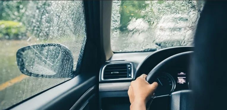 Знають не всі водії: яку кнопку в авто не варто натискати під час дощу