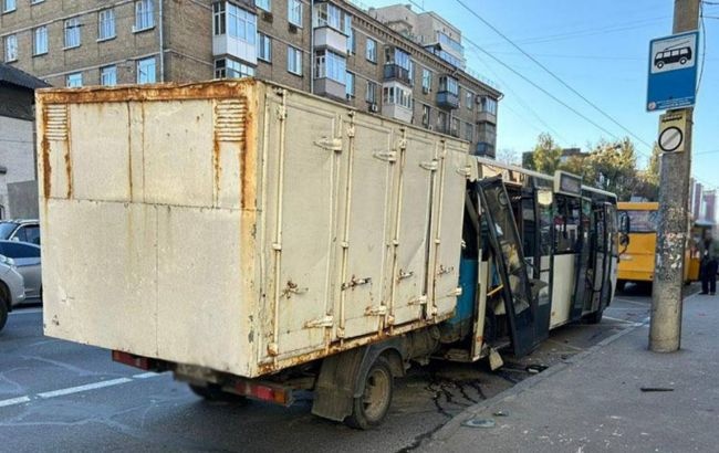 В Киеве грузовик на большой скорости въехал в маршрутку, пострадали по меньшей мере четыре человека