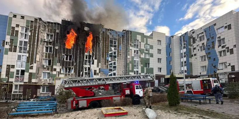 В Белгороде дрон влетел в многоэтажный жилой дом: начался пожар