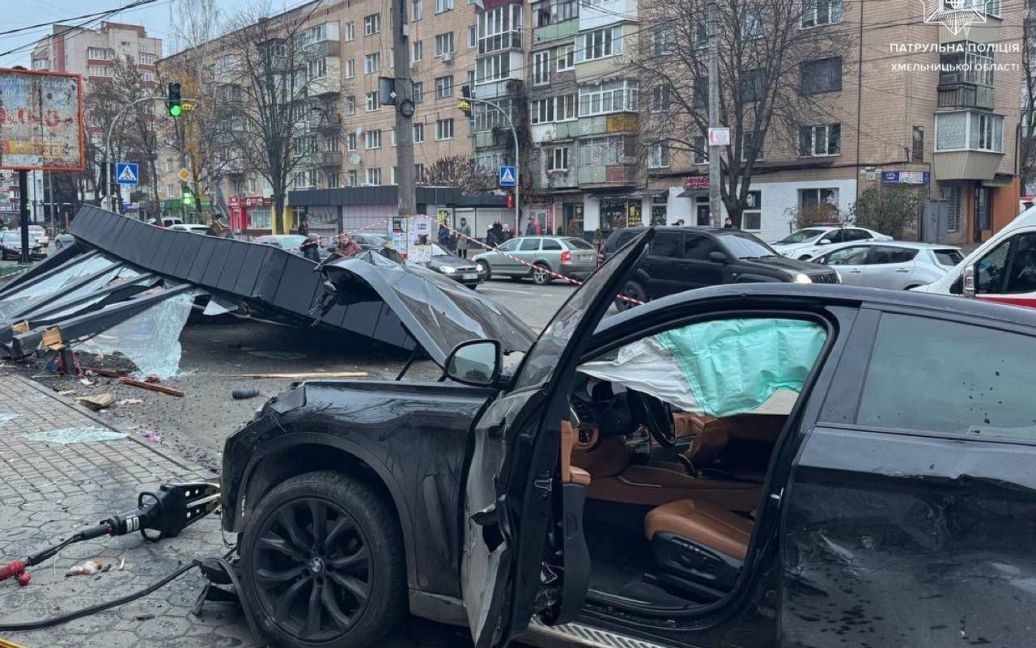 У Хмельницькому водій BMW X6 на швидкості влетів у зупинку: троє загиблих