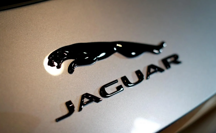 "А вы точно продаете автомобили?" - странный ребрединг Jaguar возмутил пользователей Сети