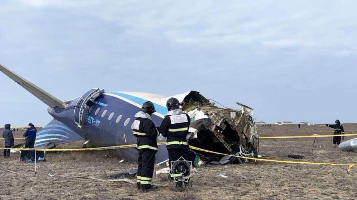 Після аварії літака в Казахстані деякі іноземні авіакомпанії скасовують свої рейси до РФ