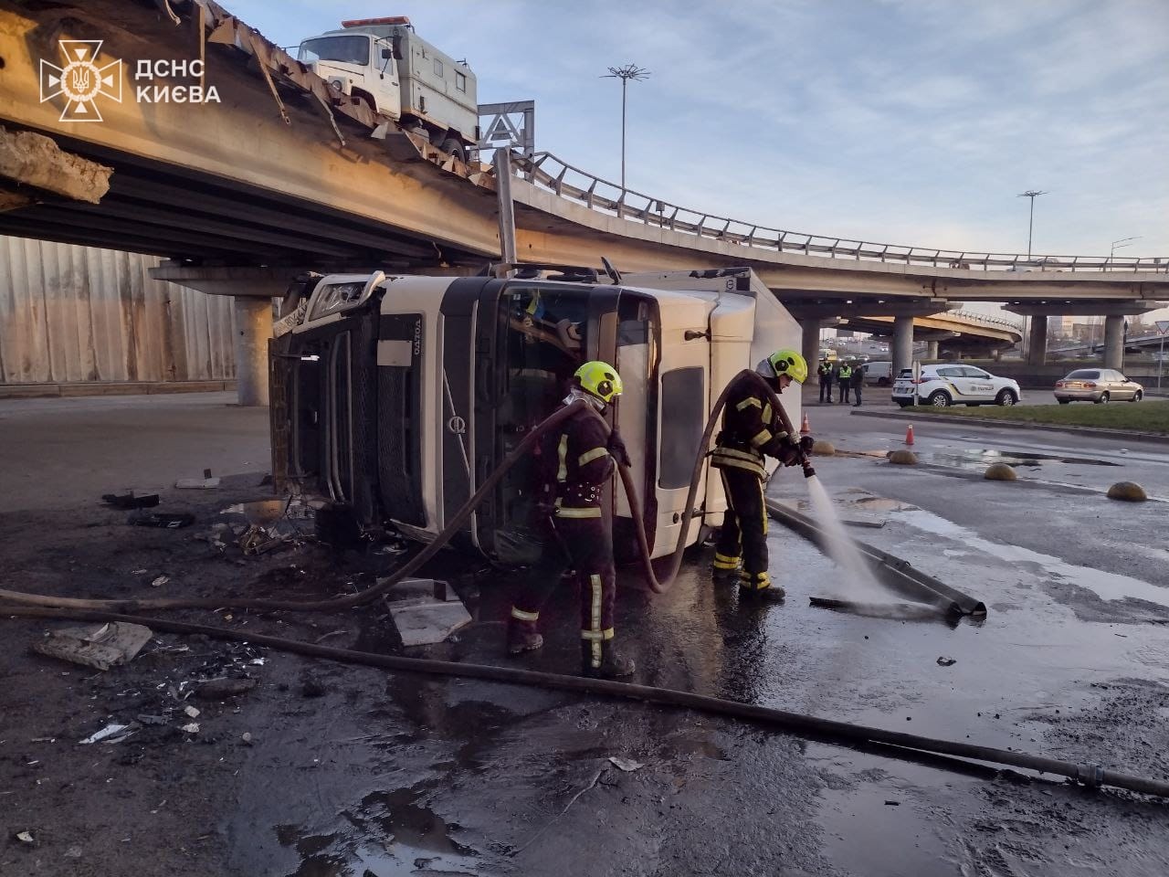 Падение фуры с моста в Киеве: подробности ДТП