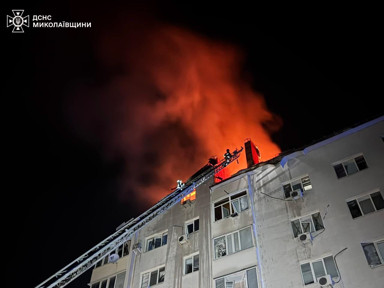 Удар безпілотниками по Миколаєву: зруйновано верхній поверх багатоквартирного будинку