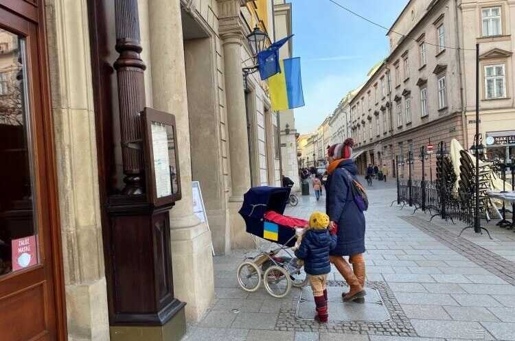 В Польше планируют отменить программу помощи украинским беженцам