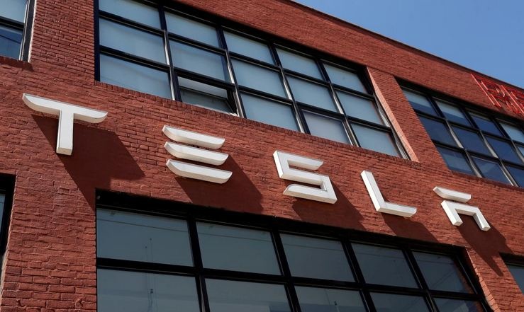 Інвестори Tesla продають свої акції, навіть брат Ілона Маска