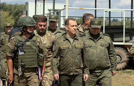 Медведев требует "денацифировать" всю Европу