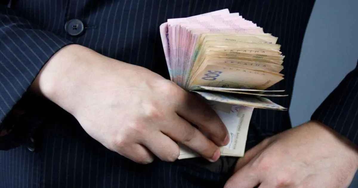 Зарплаты чиновников растут: в каких ведомствах платят больше всего