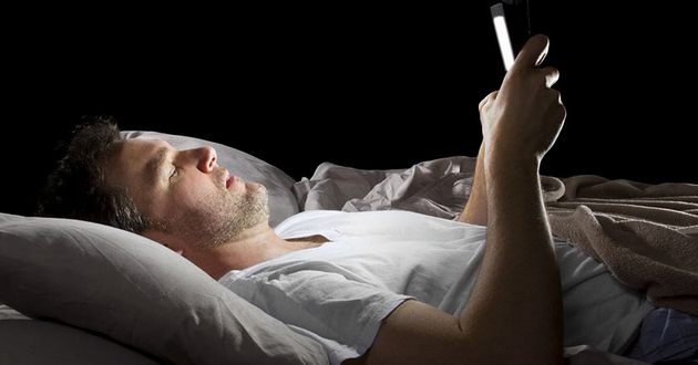 Эксперты ответили, можно ли оставлять смартфон на прикроватной тумбочке на ночь