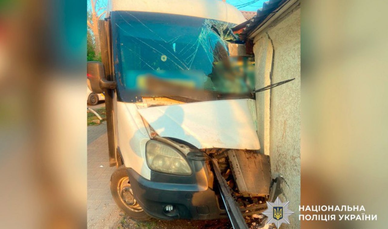 ДТП в Полтаве: маршрутка влетела в жилой дом, водитель погиб