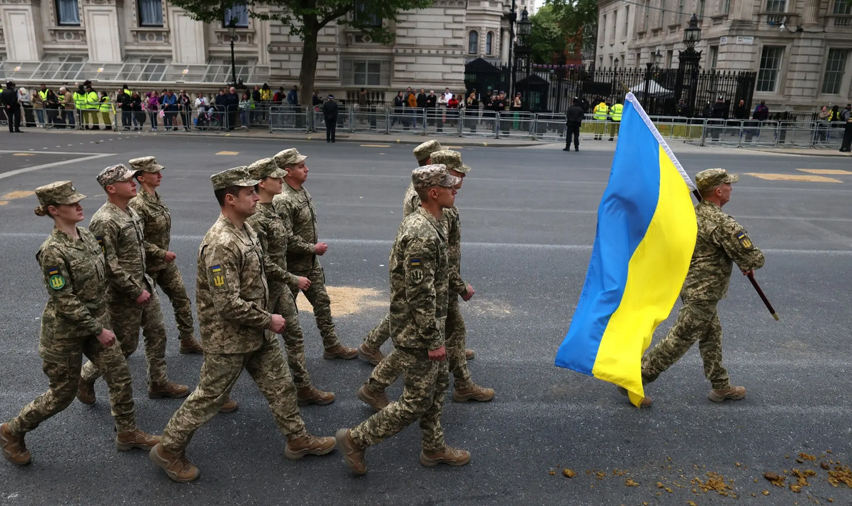 Военные из Украины приняли участие в параде в Лондоне в честь 80-летия победы