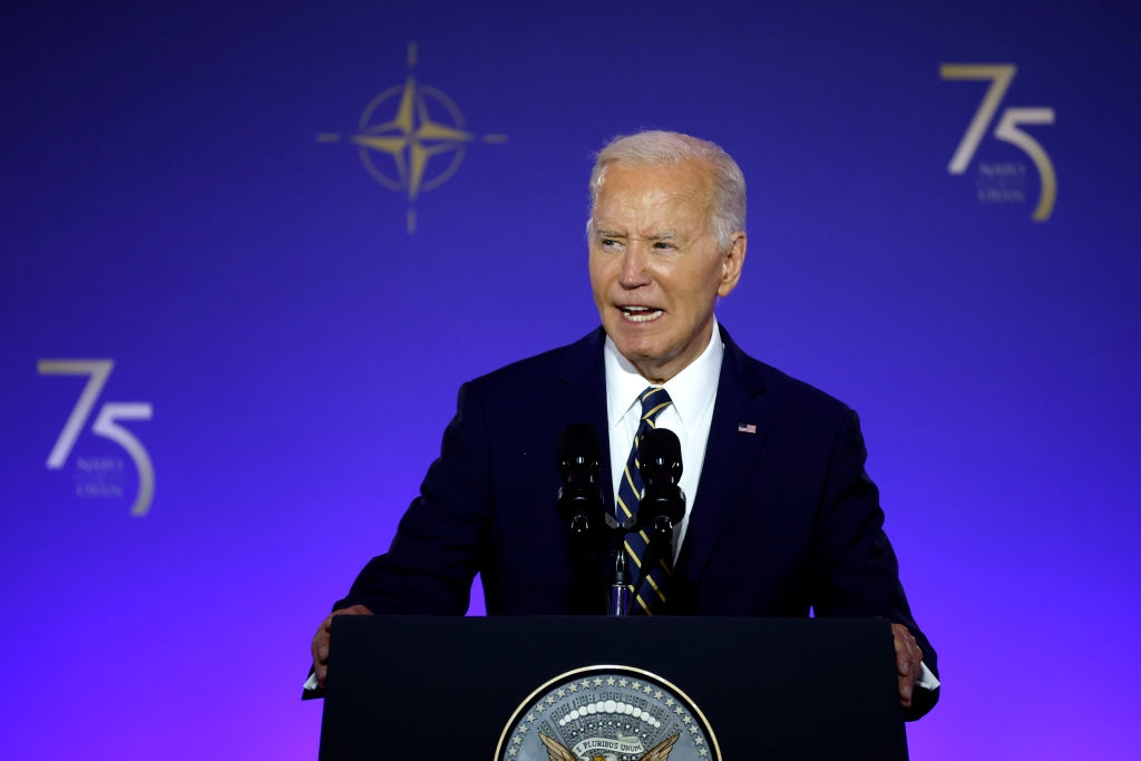 Байден раскритиковал политику давления Трампа на Украину