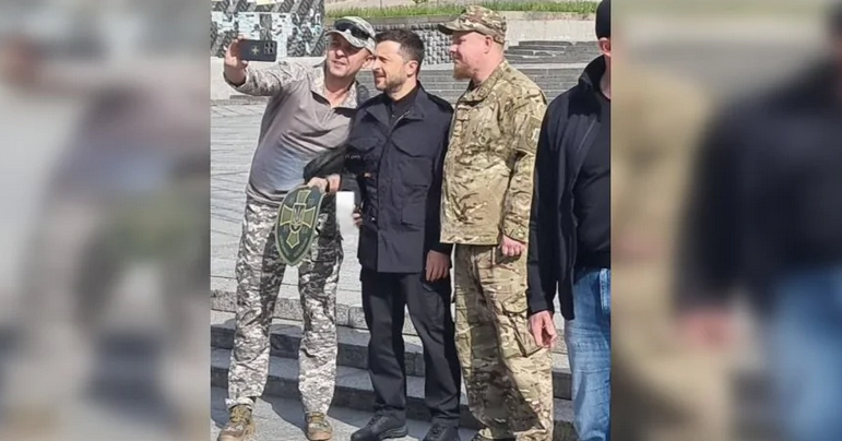 Робив селфі: Зеленський вийшов в центр Києва та фотографувався з людьми