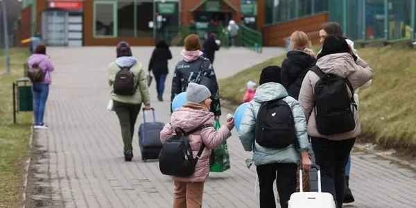 Українські жінки вже не мають наміру повертатися з Європи: тривожні тенденції фіксує нове опитування