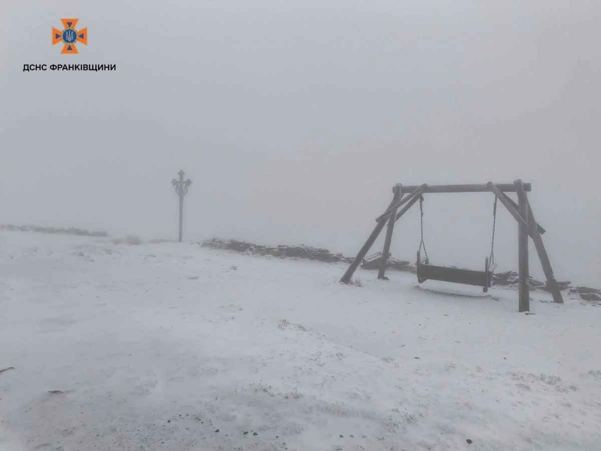 Карпаты засыпало снегом, в горах туман, видимость ограничена